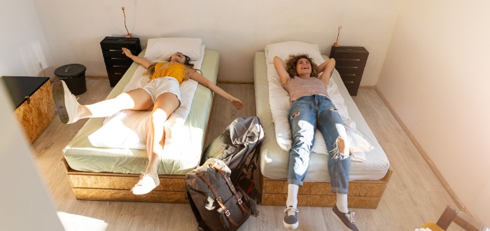 Jóvenes turistas que se alojan en un bed and breakfast