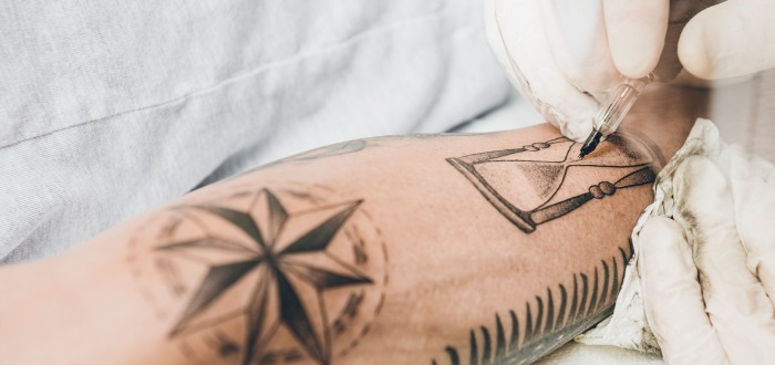 Artista aprende cómo montar un estudio de tatuajes
