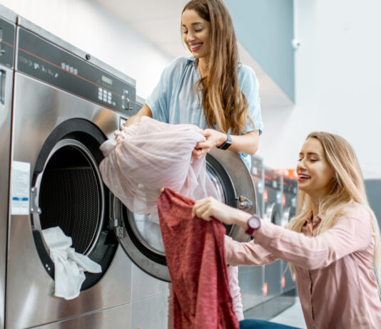 Cómo montar una lavandería de autoservicio | Éxito garantizado cómo-montar-una-lavandería-de-autoservicio-clientes-jóvenes