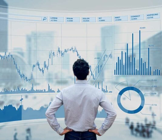 Cómo invertir en Forex | Guía completa 2020 para tener éxito en el mercado de divisas hombre de espaldas mirando gráficas de inversión