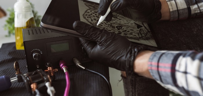 Persona adquiere habilidades de dibujo para montar un estudio de tatuajes