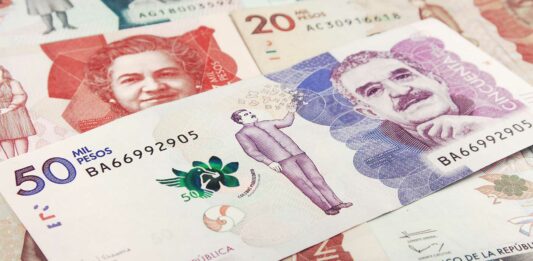 Negocios rentables en Colombia | 11 ideas de negocio y requisitos legales billetes colombianos puestos sobre superficie