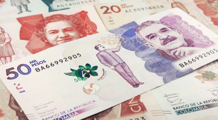 Negocios rentables en Colombia | 11 ideas de negocio y requisitos legales billetes colombianos puestos sobre superficie