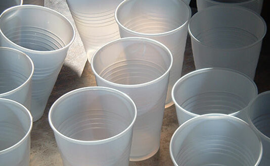 Cómo montar una fábrica de vasos descartables