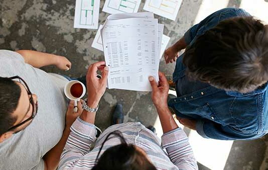 ¿Como valora un inversor una startup? tres-jovenes-analizando-inversion