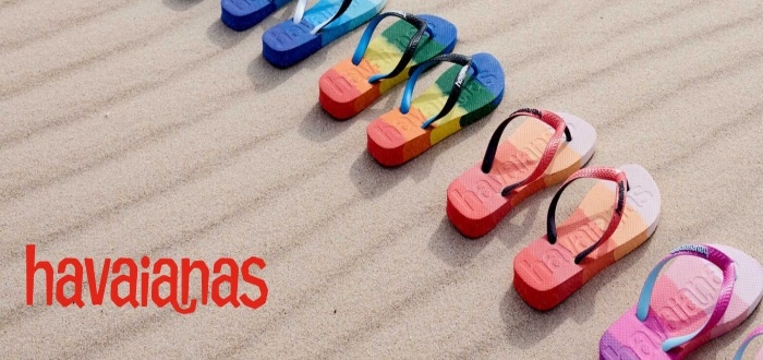 Sandalias en la arena de playa
