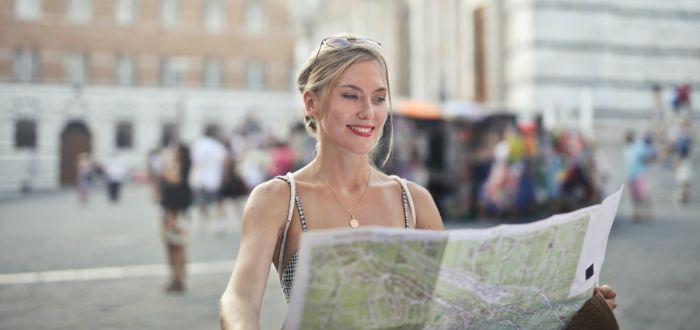 Mujer sosteniendo un mapa como guía turística