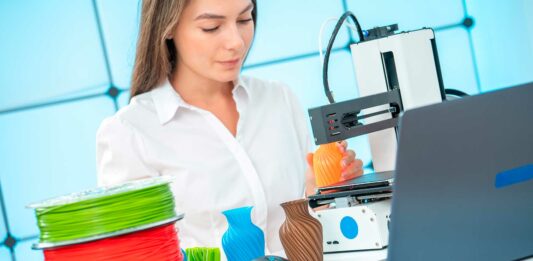 Negocios con impresoras 3D | Ideas para innovar en el mercado y ganar dinero mujer imprimiendo jarrones en impresora 3d