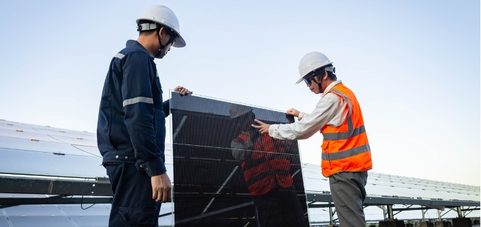 Técnicos verificando la calidad de los paneles solares