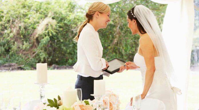 Cómo iniciar un negocio de wedding planner o planificadora de bodas wedding-planner-y-novia