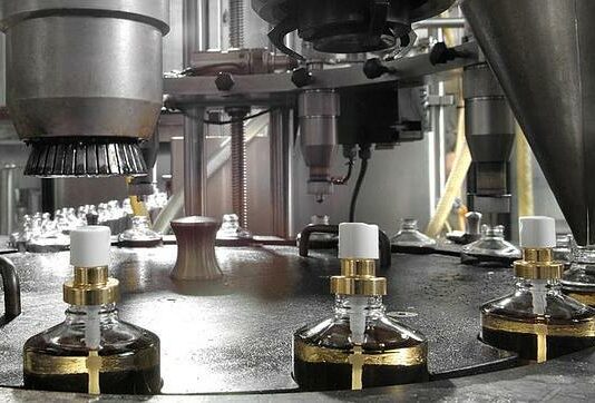 Cómo iniciar una fábrica de perfumes