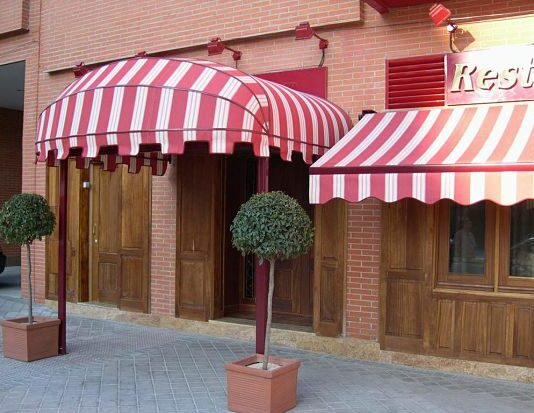 Cómo iniciar una fábrica de toldos o cubiertas de lona