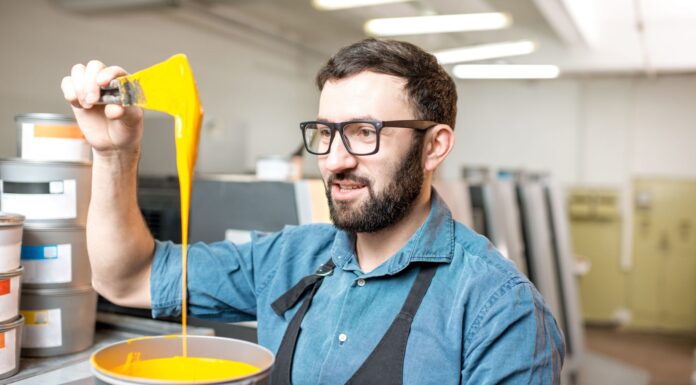 Cómo hacer una fábrica de pinturas | Qué necesitas y 5 tips para hacerlo Hombre viendo su producto luego de saber cómo hacer una fábrica de pinturas