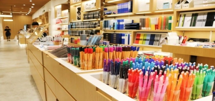 Estantes con bolígrafos de colores