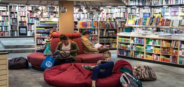 Personas leyendo en un negocio de librería