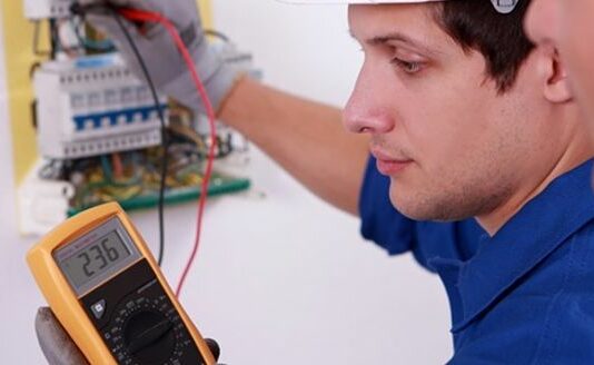 Cómo ofrecer un servicio de electricista residencial y predial