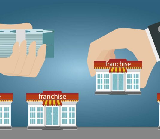 Cómo crear una franquicia | Guía con todo lo que necesitas saber ilustración de una mano entregando dinero mientras la otra levanta una casita con el letrero de "franquicia"