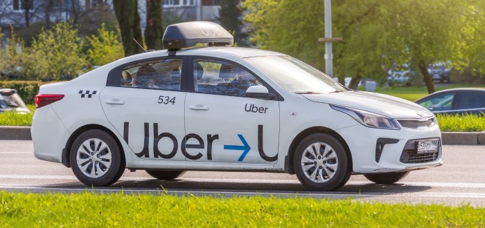 Conductor utilizando rutas alternativas como uno de los mejores trucos para Uber Driver