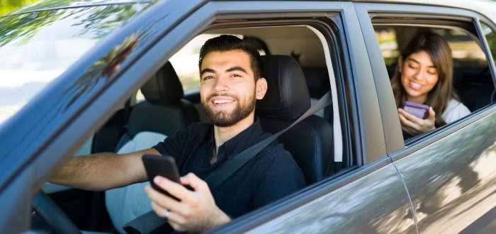 Conductor brindando un buen servicio al usar trucos de Uber Driver
