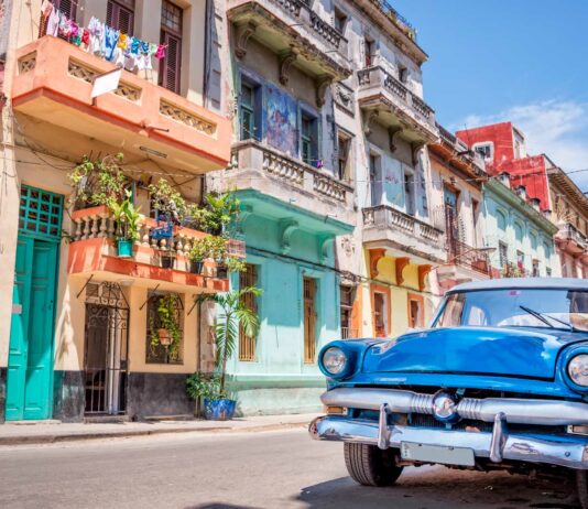 10 negocios en Cuba en los que puedes invertir | ¡Sácale partido a la Isla! auto clásico azul en las calles de Cuba