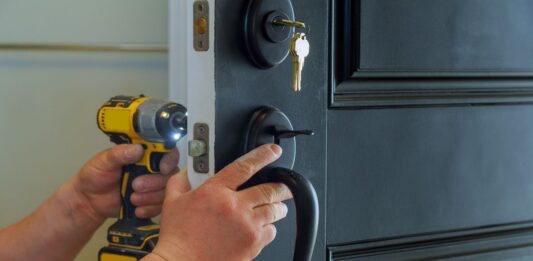 Negocio de cerrajería | Consejos para iniciar tu empresa Arregla puertas en un negocio de cerrajería