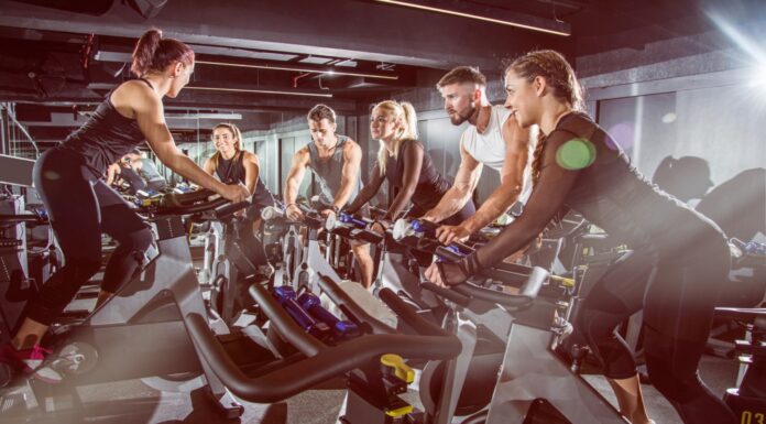 Cómo poner un estudio de spinning | Invierte en el negocio de las bicis estáticas Aprende cómo poner un estudio de spinning exitoso