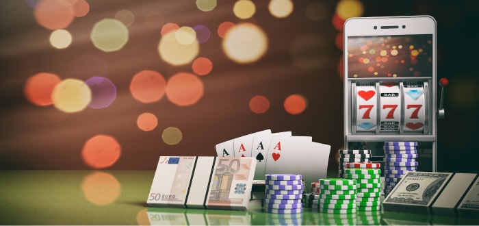 Dinero fichas y una baraja de póker que representan un casino en línea