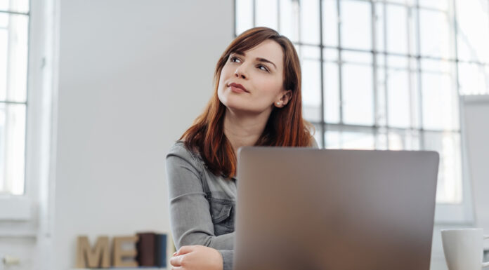 Cómo poner una agencia de empleos | 10 pasos para lograrlo con éxito Mujer pensando cómo poner una agencia de empleos
