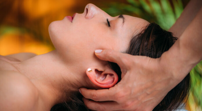 Cómo vender terapias alternativas | 5 estrategias para hacerlo Mujer recibiendo un masaje como parte de una terapia alternativa