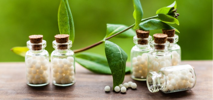 Recipientes y ramas que representan la terapia alternativa de la homeopatía