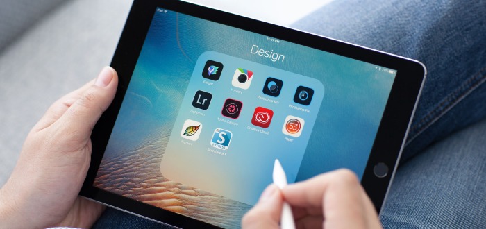 Una personas mira en su tableta las aplicaciones de la marca Adobe, la cual ofrece un modelo de suscripción 