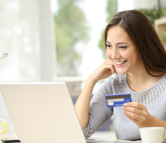 15 ejemplos de modelos de negocios por suscripción | ¿Cómo hacer uno? Mujer accediendo a un modelo de negocios por suscripcion