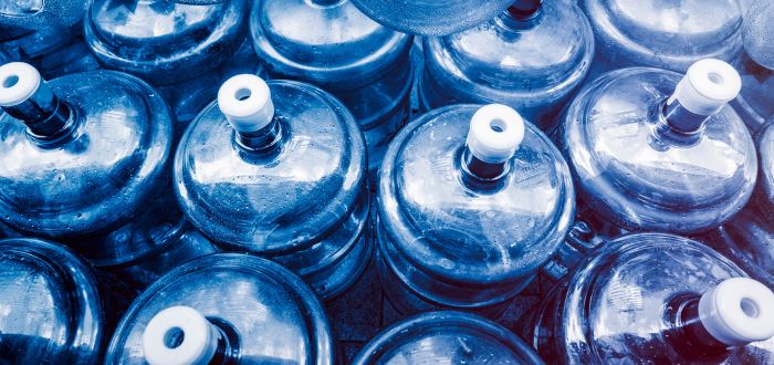 Botellones de un negocio de recarga de agua potable