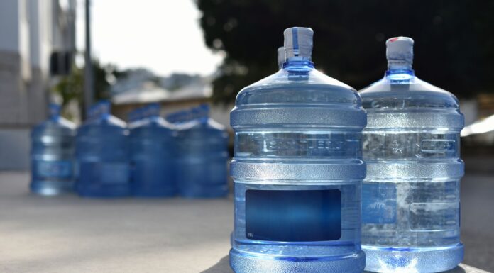Negocio de recarga de agua | Cómo iniciar un proyecto de este tipo Botellones de un negocio de recarga de agua.