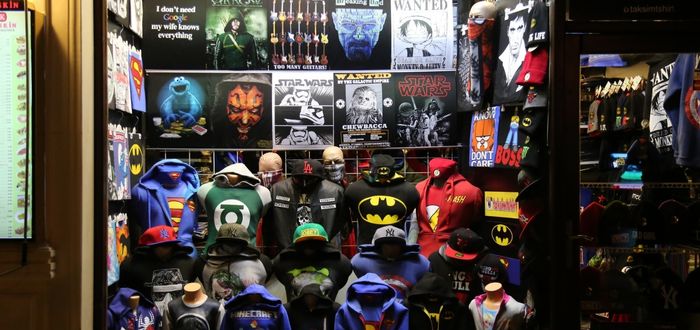 Vitrina de tienda en la que venden camisetas de superhéroes