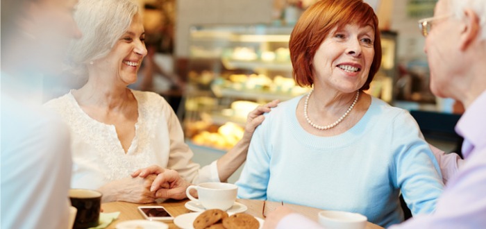 Adultos mayores compartiendo en una cafetería