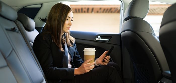 Usuaria de un vehículo de Uber, uno de los ejemplos de economía colaborativa