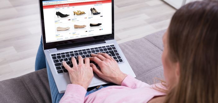 Mujer comprando zapatos por una página de internet