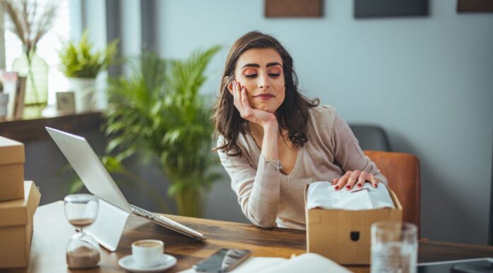 Cómo vender zapatos Andrea | Todo lo que tienes que saber Mujer pensando cómo vender zapatos andrea