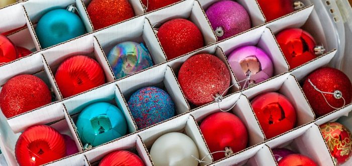 Bolas navideñas, ejemplo de manualidades para vender en Navidad