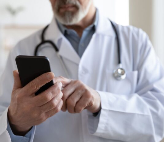 Cómo emprender en telemedicina | Salud al alcance de la mano Hombre que sabe cómo emprender en telemedicina