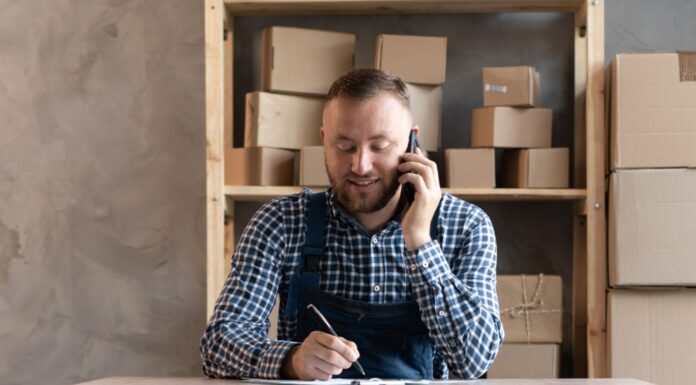 12 ideas de negocios de producción | Crea, vende y gana dinero Hombre en una de las ideas de negocios de producción