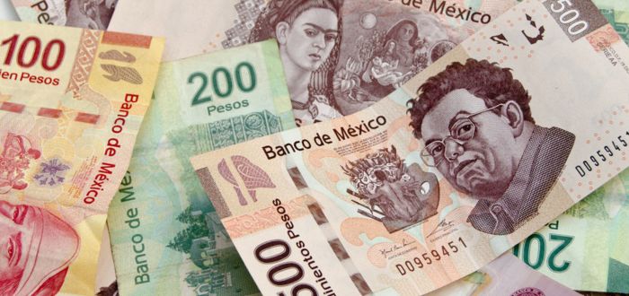 Dinero mexicano que simboliza cómo invertir en Cetes México