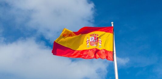 ¿Por qué invertir en España? | Cuándo hacerlo y en qué sectores Bandera que representa invertir en España