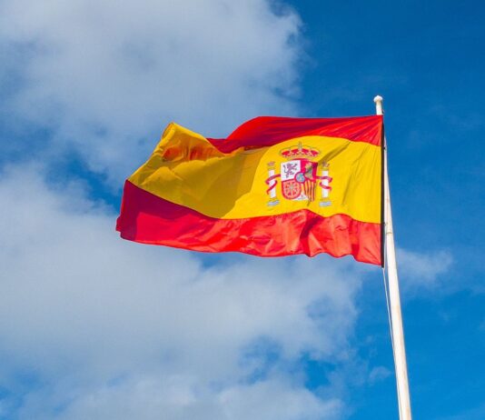 ¿Por qué invertir en España? | Cuándo hacerlo y en qué sectores Bandera que representa invertir en España