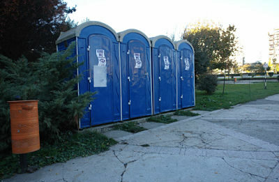 Cómo iniciar un negocio de alquiler de baños portátiles o químicos