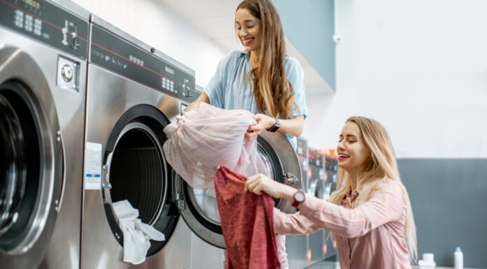 Cómo montar una lavandería de autoservicio | Éxito garantizado cómo-montar-una-lavandería-de-autoservicio-clientes-jóvenes
