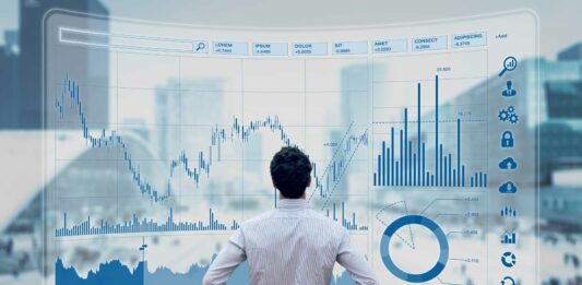 Cómo invertir en Forex | Guía completa 2020 para tener éxito en el mercado de divisas hombre de espaldas mirando gráficas de inversión