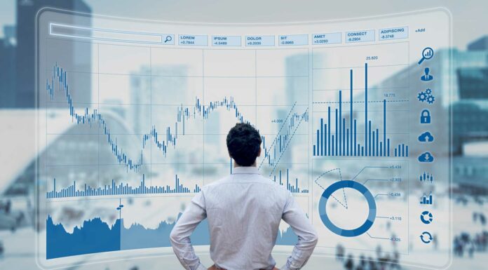 Cómo invertir en Forex | Guía completa 2020 para tener éxito en el mercado de divisas hombre de espaldas mirando gráficas de inversión