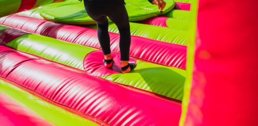 ¿Negocio de inflables es rentable? | Descubre cómo y por qué iniciarlo Niño jugando sobre un inflable